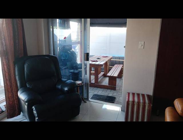 2 BEDROOM PROPERTY TO RENT IN PAROW NORTH